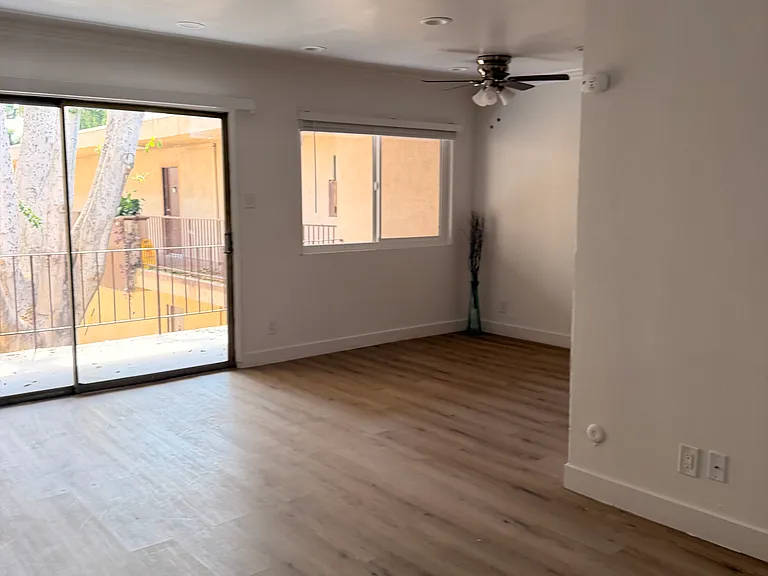 8512 Balboa Blvd #11 — Photo 7