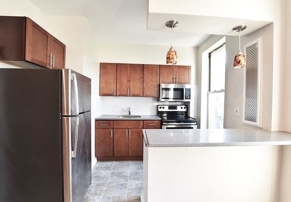 2nd image of 196 Sackett St APT 4