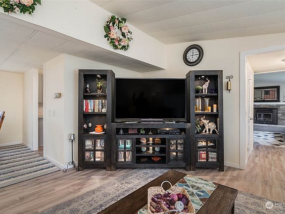want this perfect entertainment center? Let's make a deal>