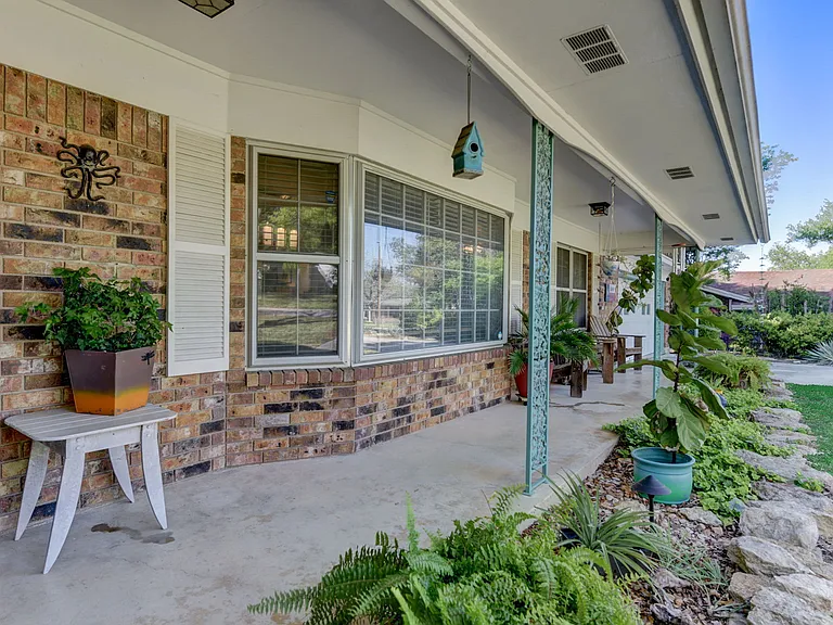 210 Live Oak Dr — Photo 5