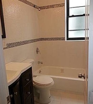 3rd image of 21 E 32nd St