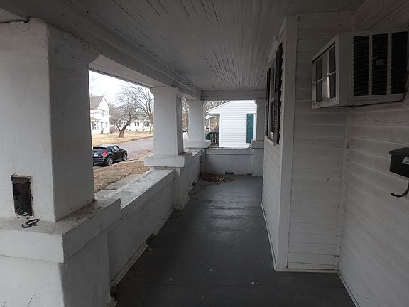 4th image of 502 E Washington St