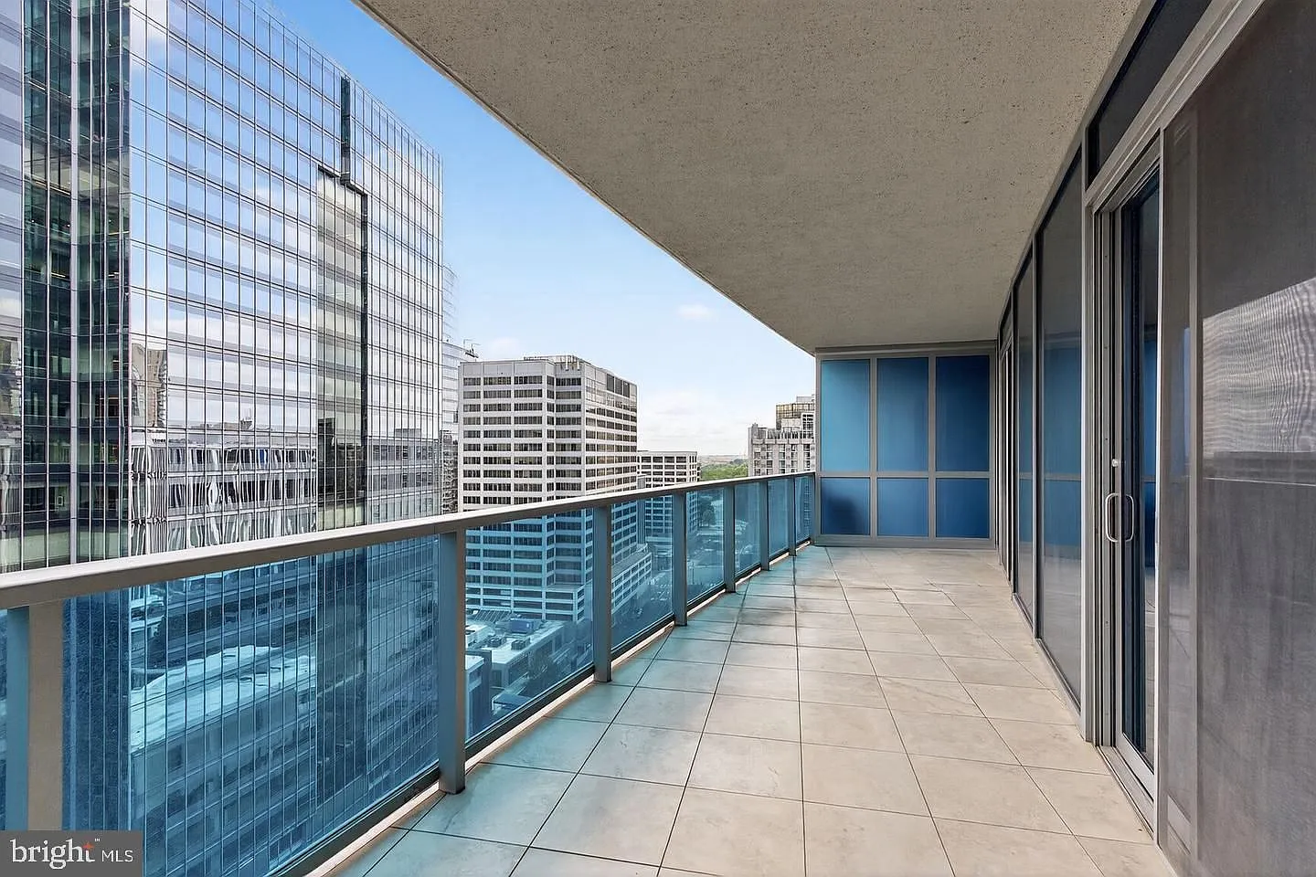 1 bed, 1.5 bath, 1322 sqft, $4,500 — Photo 2