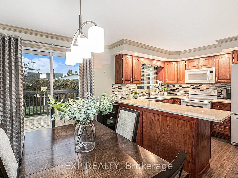 2 Castlebeau St — Photo 8