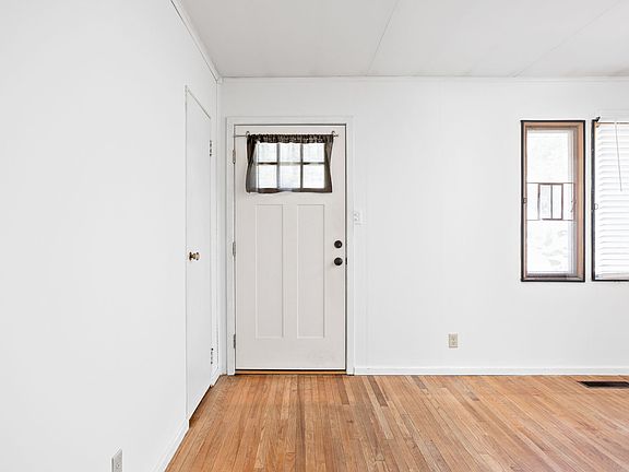 5th image of 7 W William Dr