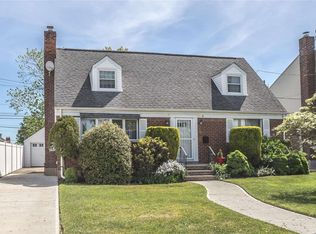 8 Carolyn Ave, Valley Stream, NY 11580