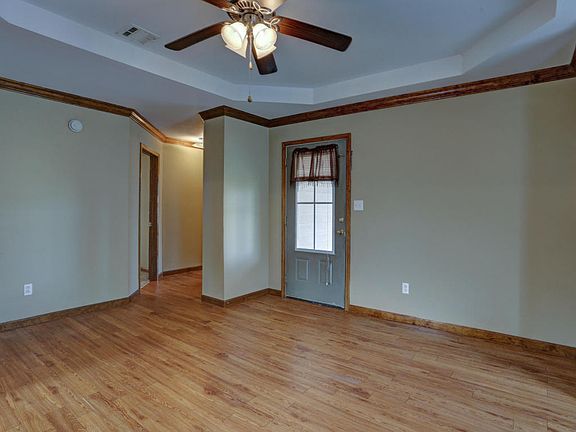 5th image of 323 Charlotte Dr