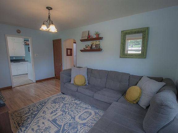 3rd image of 814 Losey Blvd S