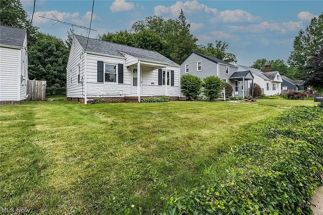 2 bed, 826 sqft, $1,300 — Photo 3