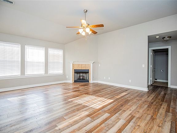 3rd image of 1528 N Shetland Dr