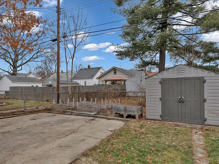 271 E Woodland St — Photo 44