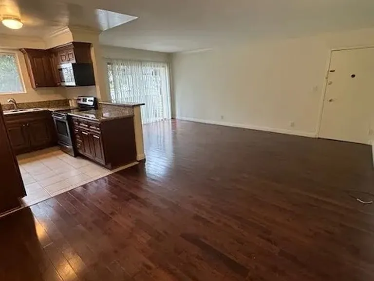 14306 Riverside Dr — Photo 4
