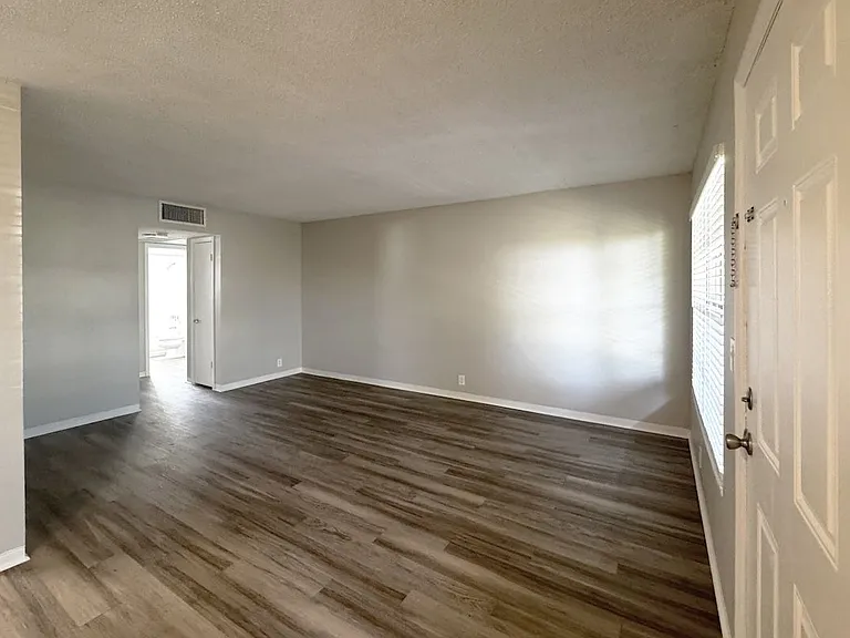 Park Apartments — Photo 9