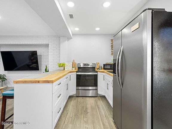4th image of 120 Coral Way E