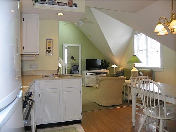 5th image of 9 Simpson Ave #3B