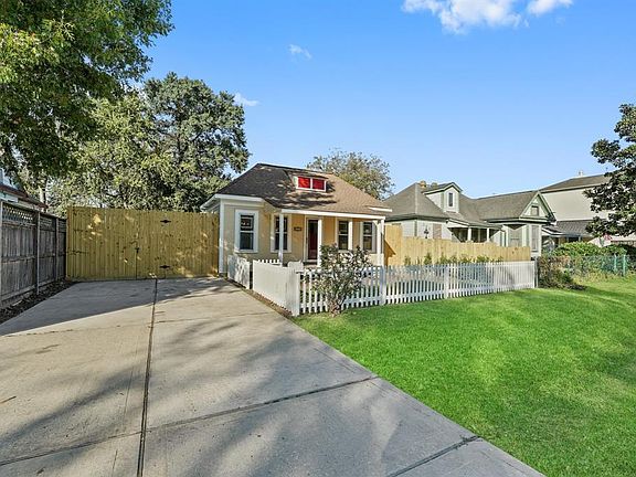 Front of house with spacious parking for 4 cars.