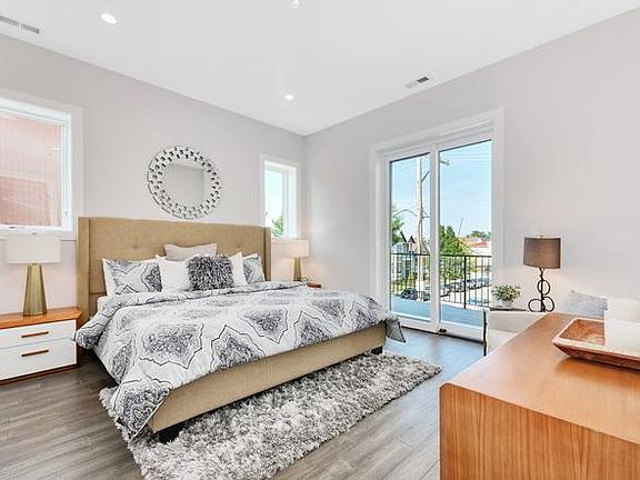 4th image of 2858 W Belmont Ave