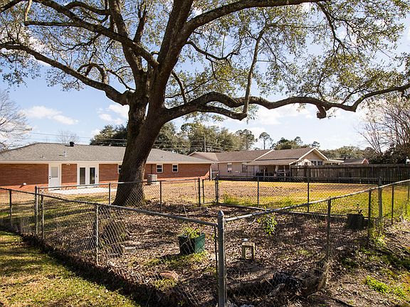 5th image of 318 Camellia Dr