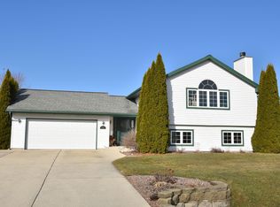 8535 S Apple Creek Dr, Oak Creek, WI 53154