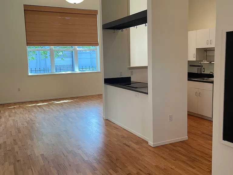 1009 NW Hoyt St #111 — Photo 7