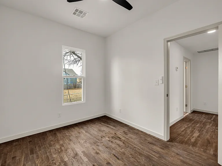 1017 W Newton St — Photo 11