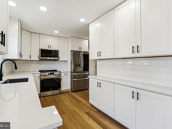 3rd image of 6480 Palisades Dr