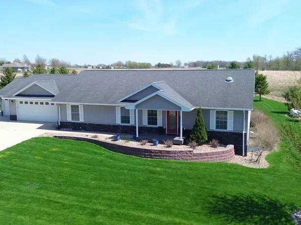 1210 N Walnut St, Sumner, IA 50674