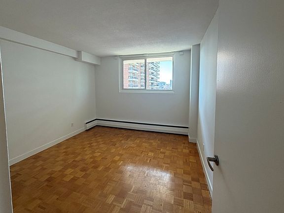 5th image of 125 Somerset St W #1532408