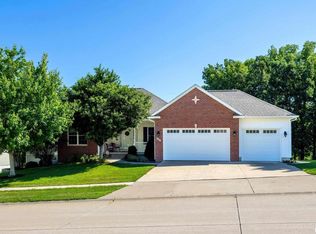 401 N 8th St, Le Claire, IA 52753