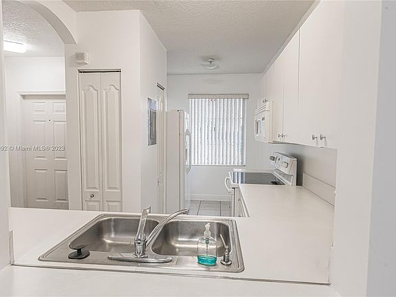 4th image of 8335 NW 8th St APT 2J