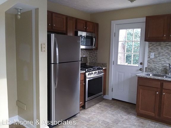 4th image of 20 Ferguson Ln