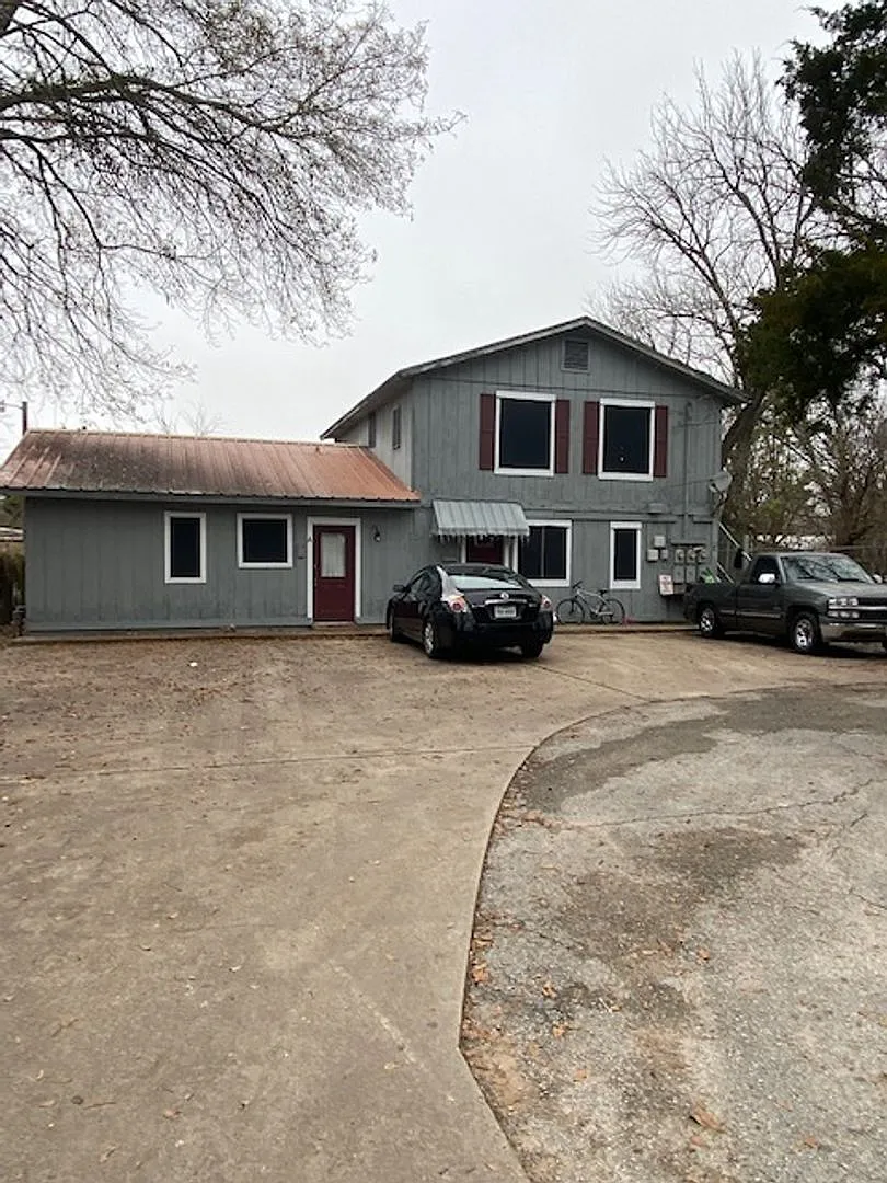 Bryan - 2 bedroom - 1 Bath - Back Patio area with fence. — Photo 1
