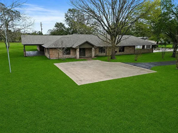 15151 Lakeview Dr, Beach City, TX 77523