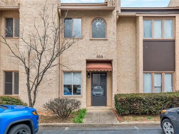 703 Roswell Landings Dr, Roswell, GA 30075