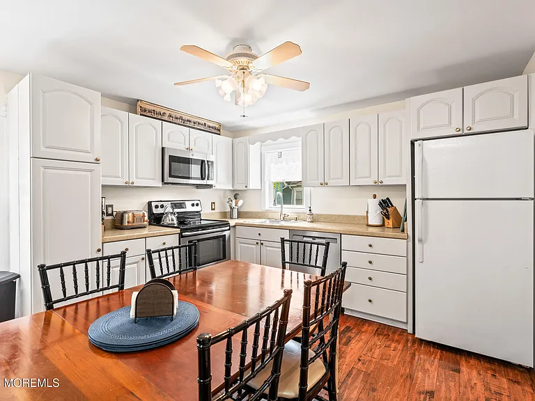 75 Webb Ave #UPPER -WEEKLY — Photo 12