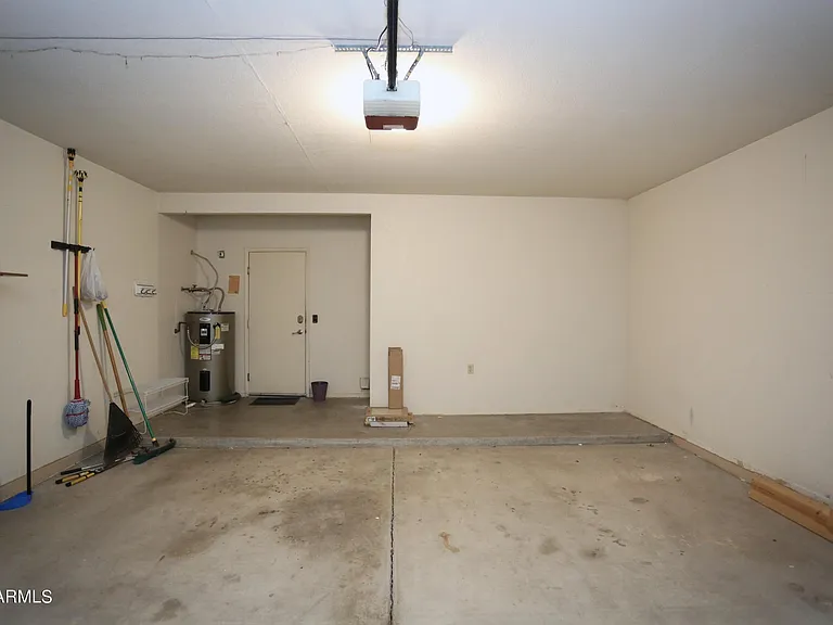 924 E Manor Dr — Photo 32
