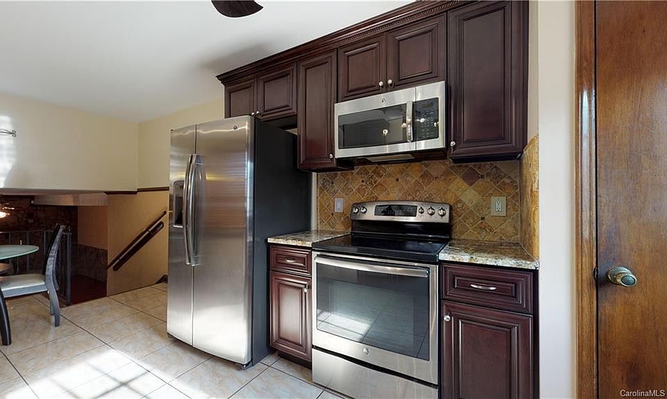1st image of 2903 Scarlet Cres