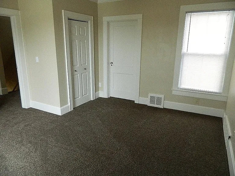 115 E Riverside Dr — Photo 9