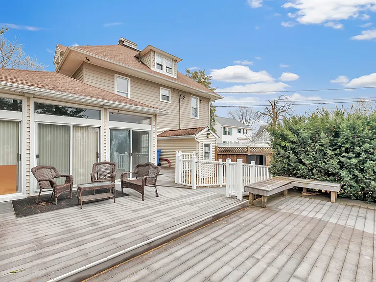 292 Coram Ave — Photo 15