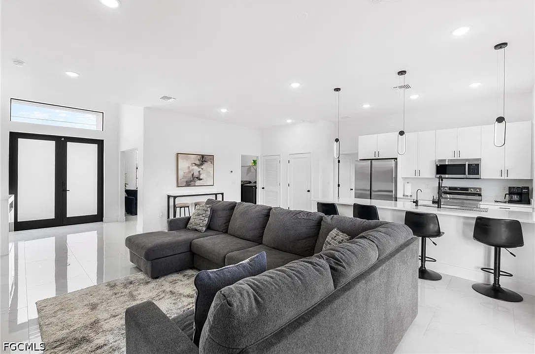 3 bed, 2.0 bath, 1633 sqft, $2,300 — Photo 3