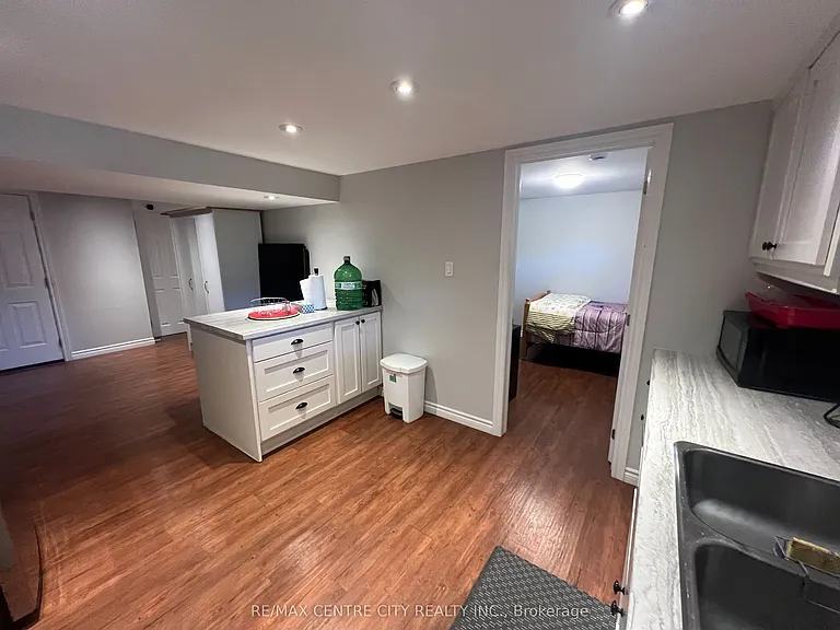 74 Brentwood Cres — Photo 32