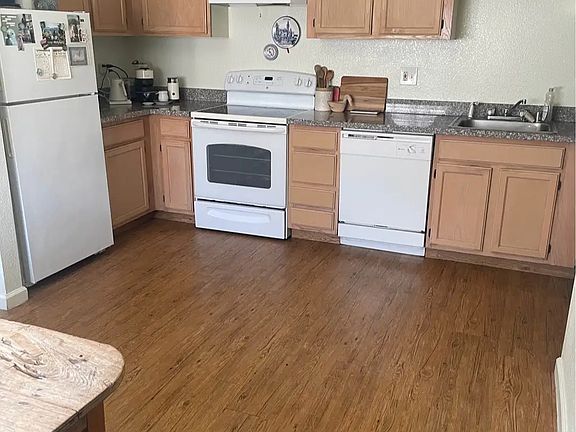 3rd image of 15 Golden Gate Cir