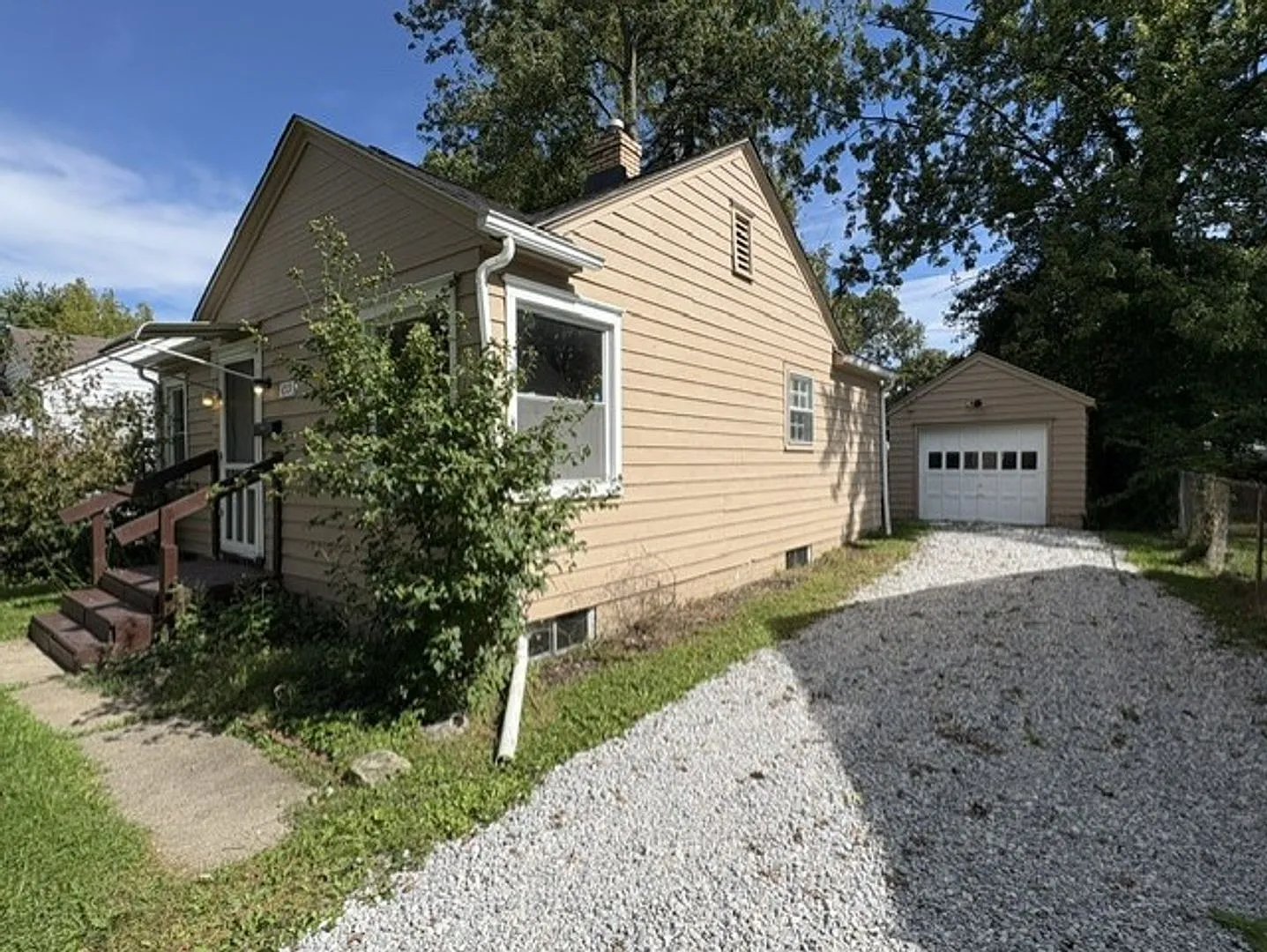 Welcome Home to Seward Avenue! Charming 2-Bedroom Ranch — Photo 2