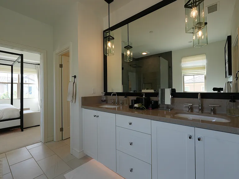 145 Plum Lily — Photo 15