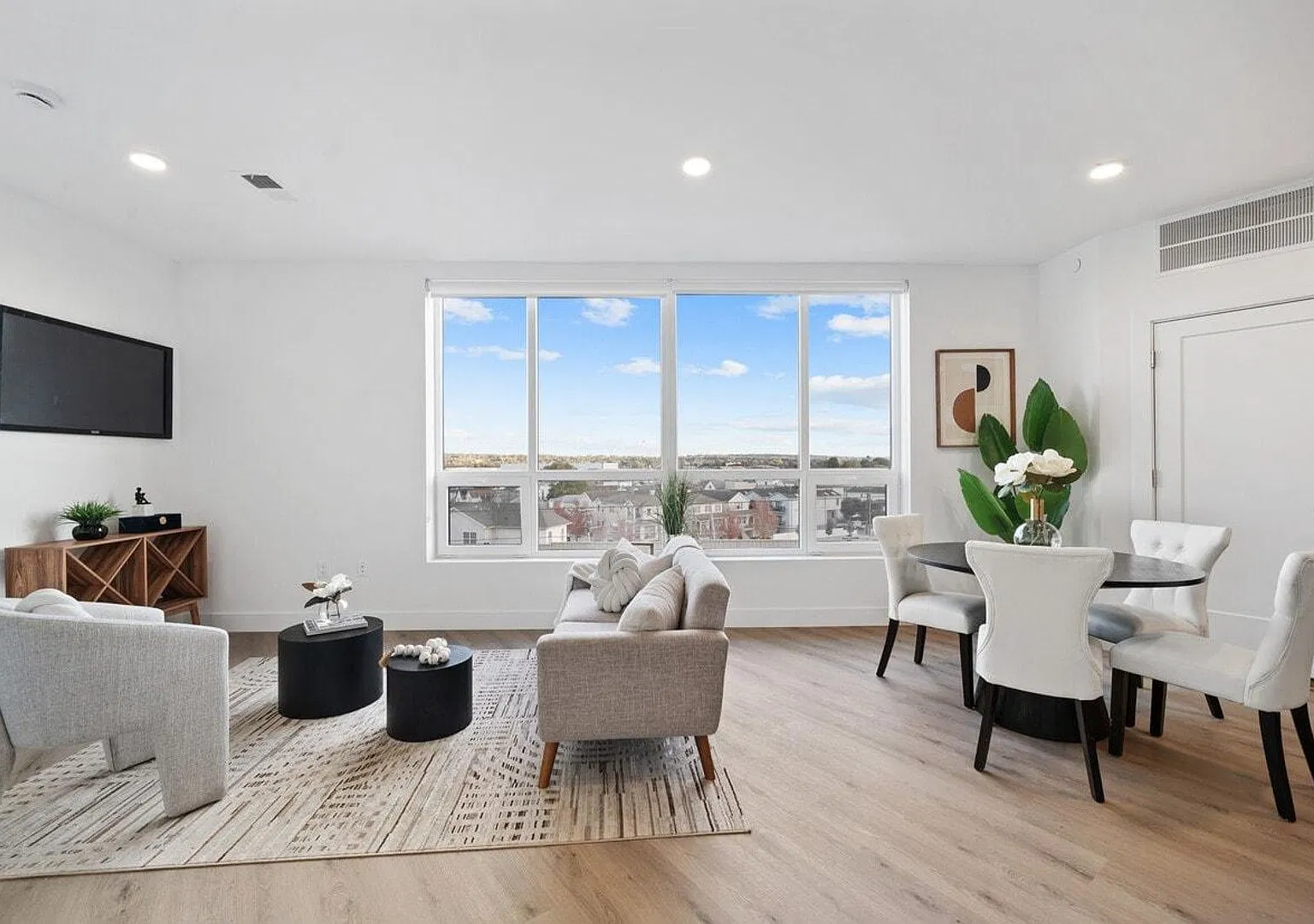 Charming 2 Bedroom-No Broker Fee — Photo 3