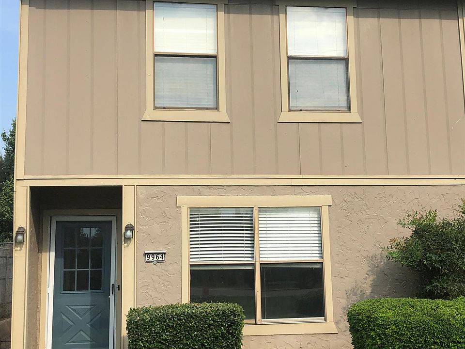 Lovely townhome in Hart's Landing off of Kings Highway. This is a gated neighborhood with a playground, neighborhood pool, and dog park. This one is the townhouse for you because it has two bedrooms and two baths upstairs!! Call for an appointment! Owne