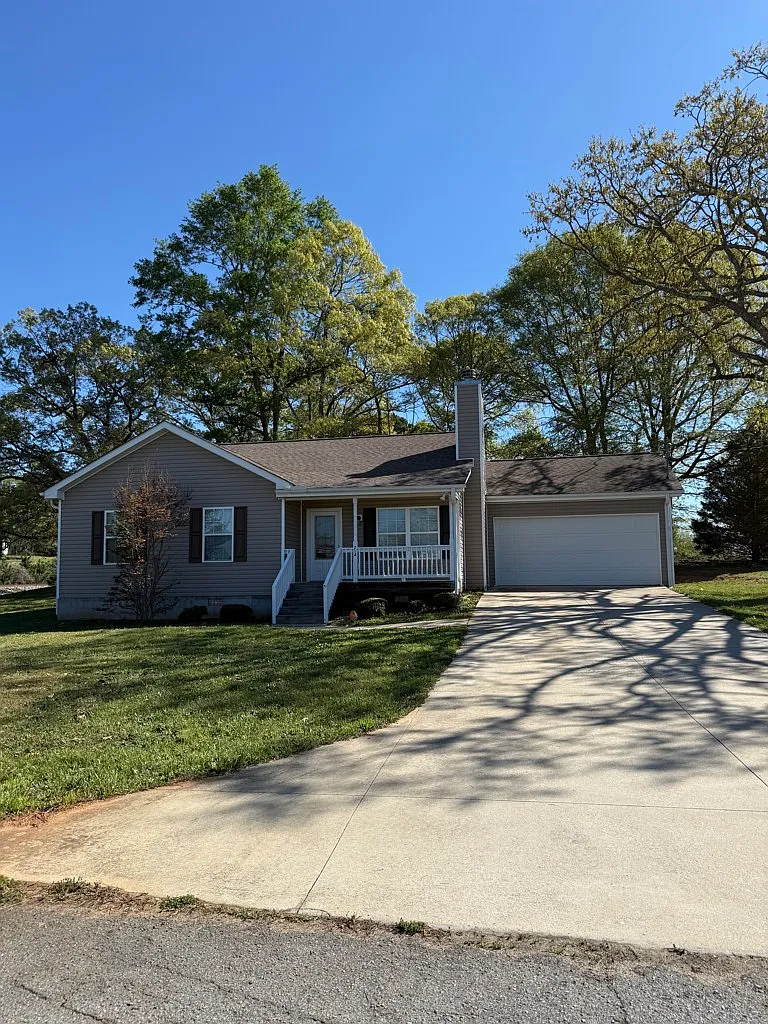 Charming 3-Bedroom Home in Lula, Georgia — Photo 1