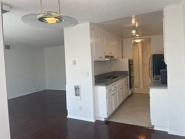 125 N Barrington Ave — Photo 3