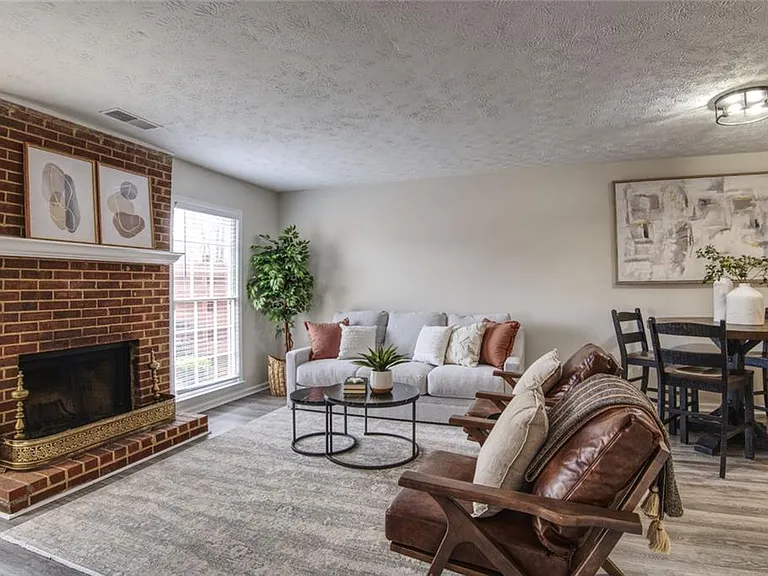 587 Wedgewood Dr — Photo 2