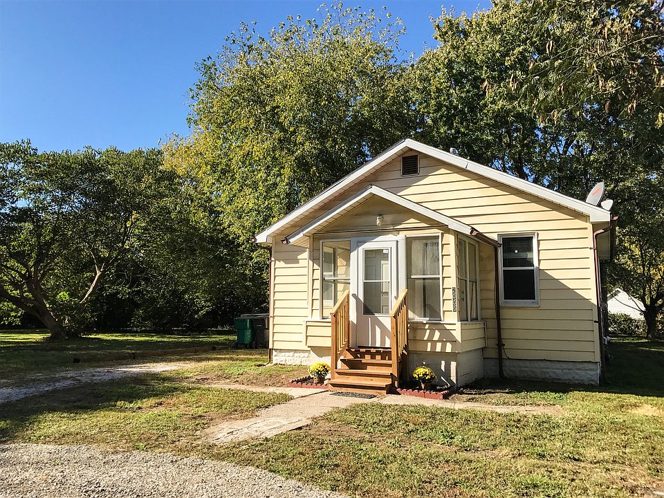 2bd bungalow w/ Large Lot